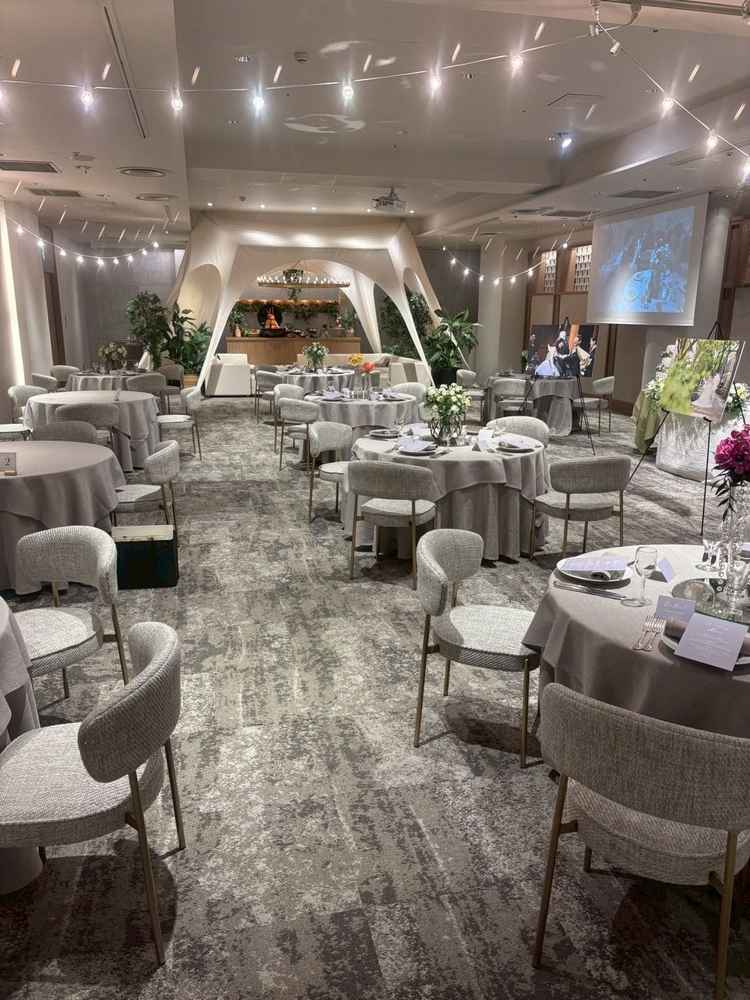 床が絨毯で温かい雰囲気だと思いました。