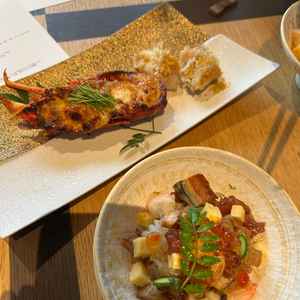 伊勢海老を丸ごと使った豪華なお料理