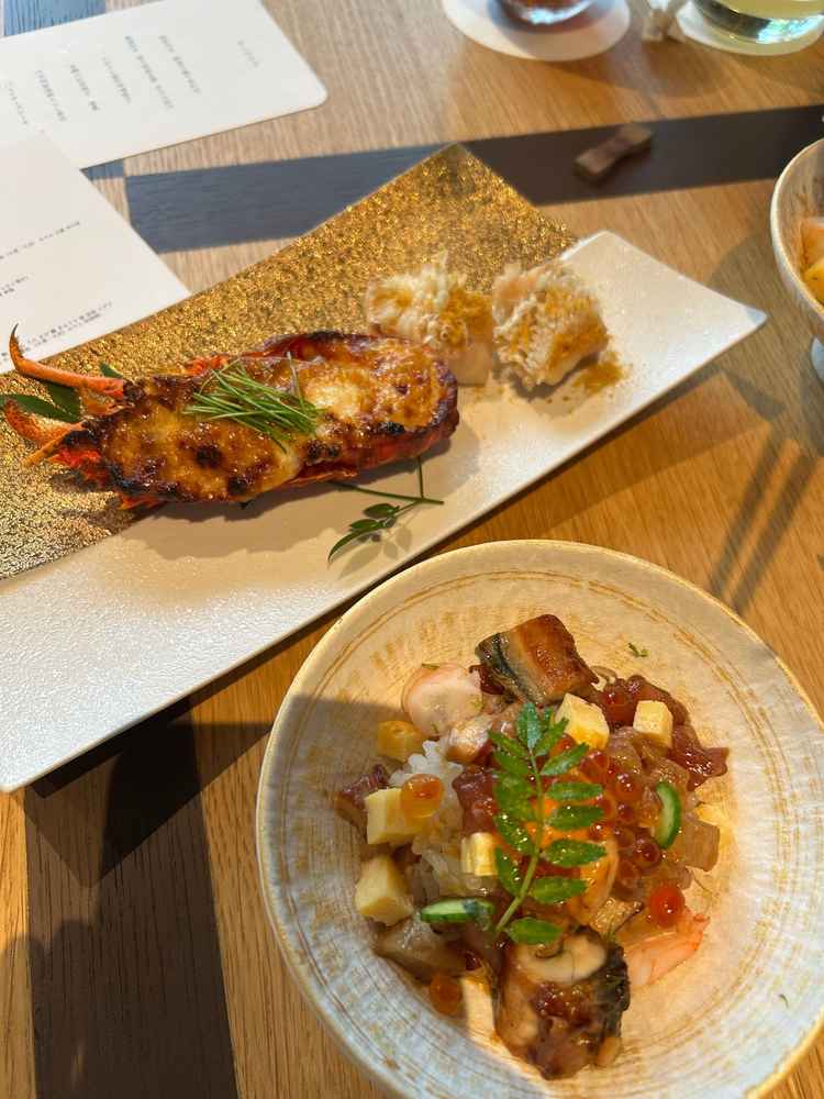 伊勢海老を丸ごと使った豪華なお料理