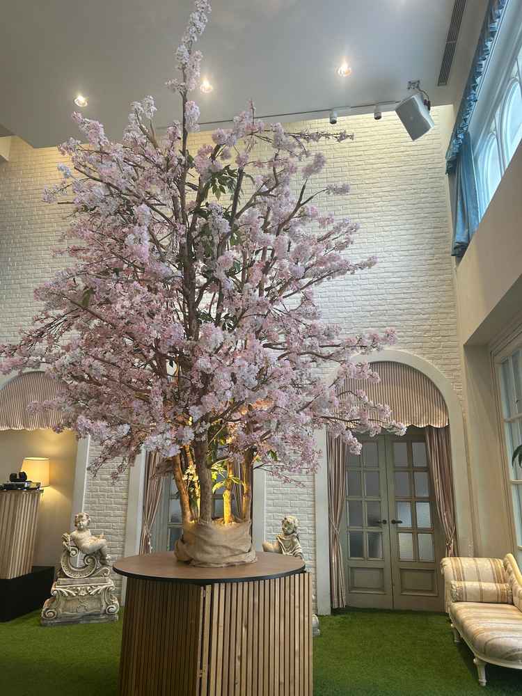 デザートビュッフェ会場が、パーティー会場とは別にあり桜の木が綺麗でした。