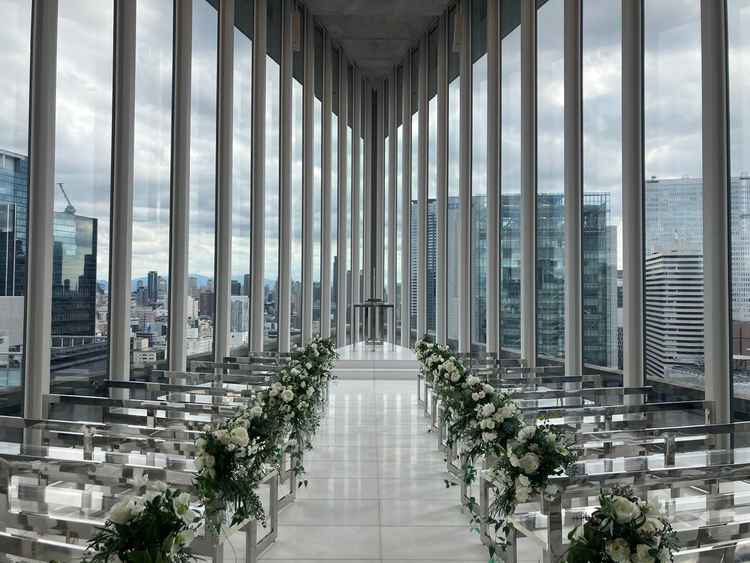 チャペルのバージンロード。たくさんのビルが目に入り展望台気分。シャイな彼との挙式でも注目されない