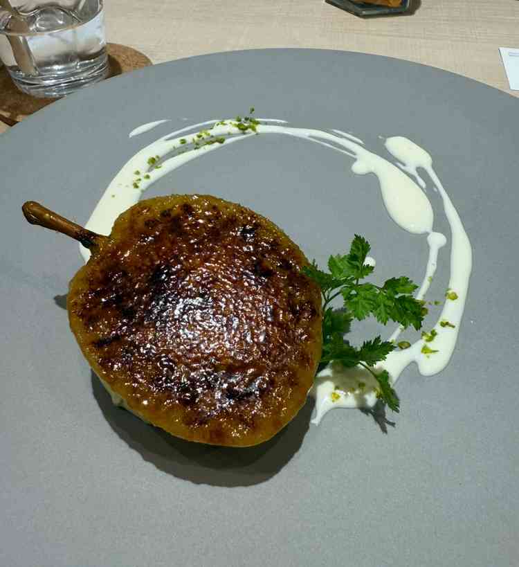 試食会のデザートです。洋梨のクリームブリュレ