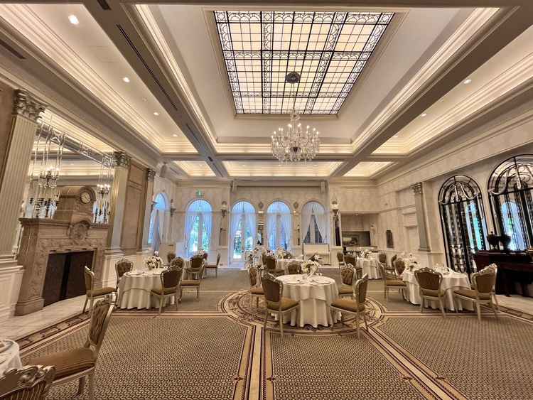 披露宴会場の写真です。天井が高いため開放感がありました。