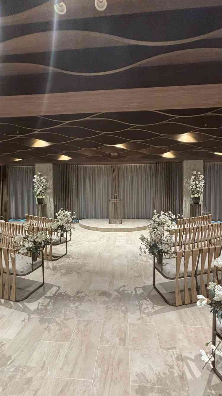 挙式会場の形状が円形になっています。演出に合わせてカーテンの開閉が行えました。