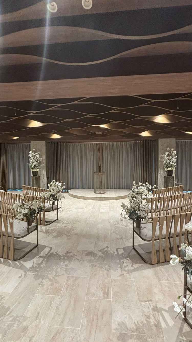 挙式会場の形状が円形になっています。演出に合わせてカーテンの開閉が行えました。