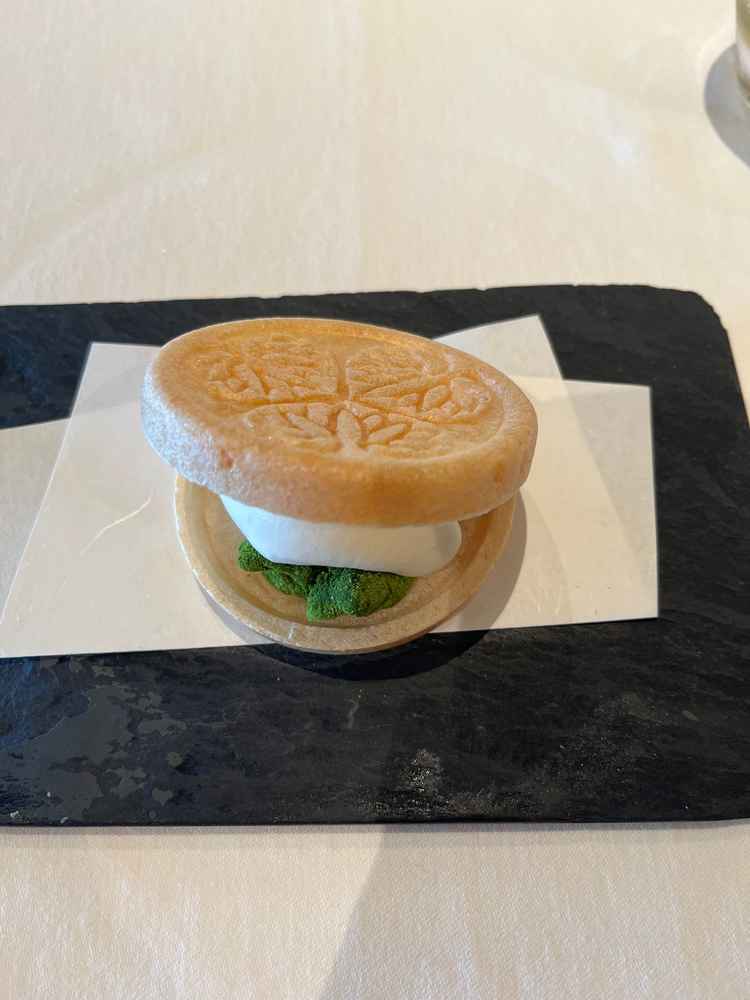 実際の式でも出されるデザート。最中の中に3種類のわらび餅が入っており美味しかった。