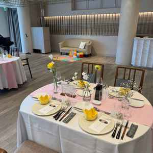 白基調の挙式場です