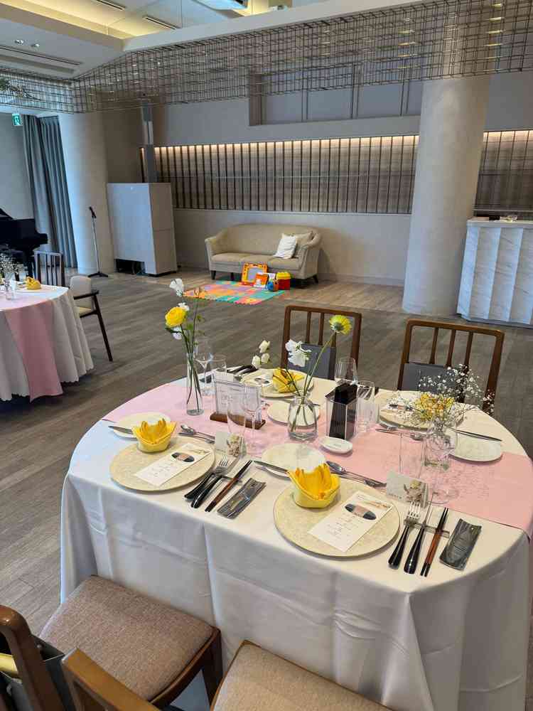 白基調の挙式場です