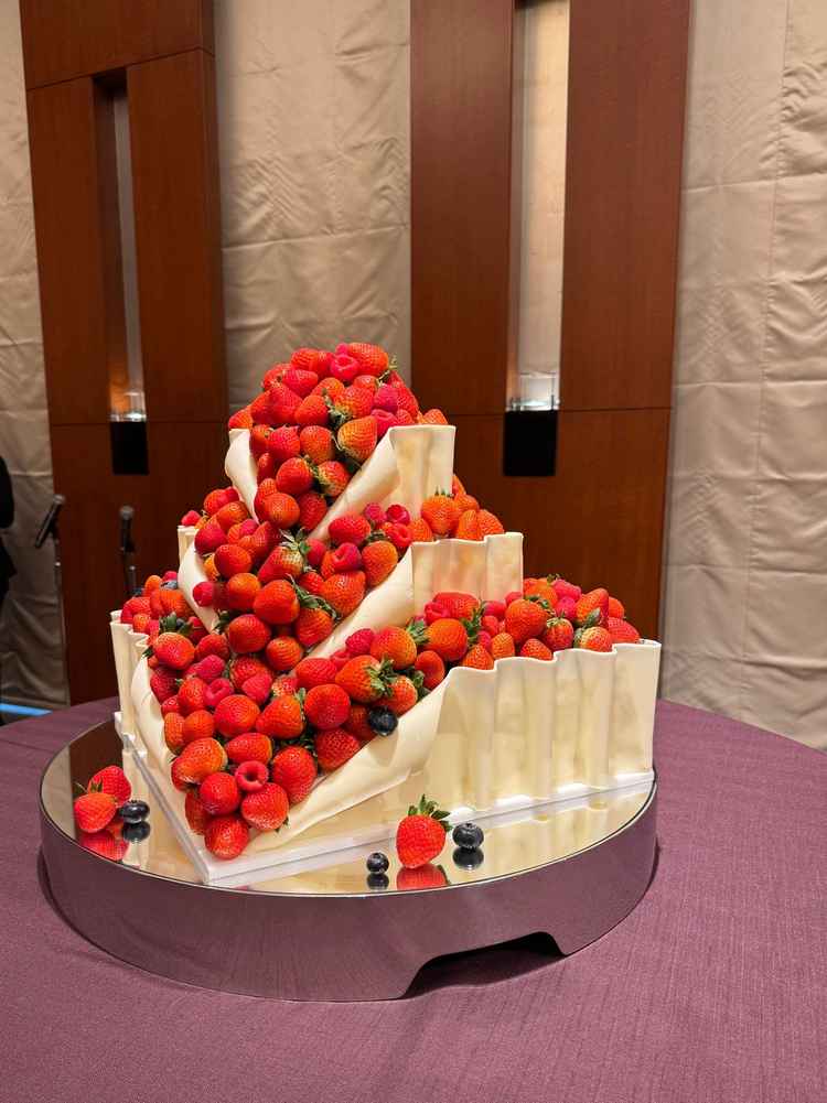 コンラッドのアイコニックなウェディングケーキでインパクトがありました。