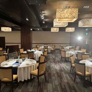 マグノリアの会場。窓を閉めても明るかった。イスに少し古く感じた。70人でマックスだと思う。