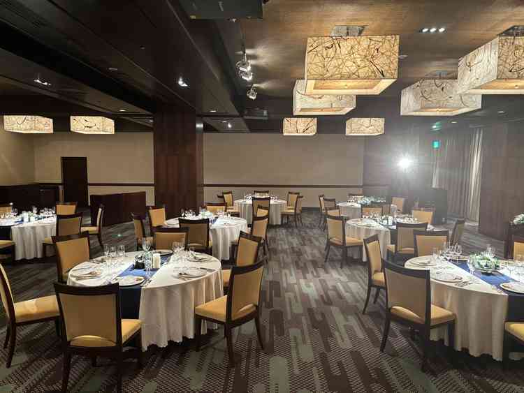 マグノリアの会場。窓を閉めても明るかった。イスに少し古く感じた。70人でマックスだと思う。