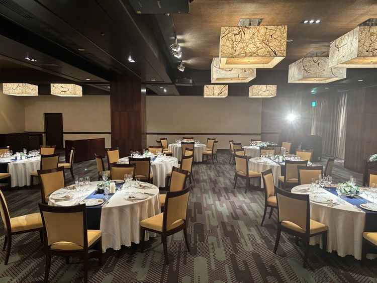 マグノリアの会場。窓を閉めても明るかった。イスに少し古く感じた。70人でマックスだと思う。