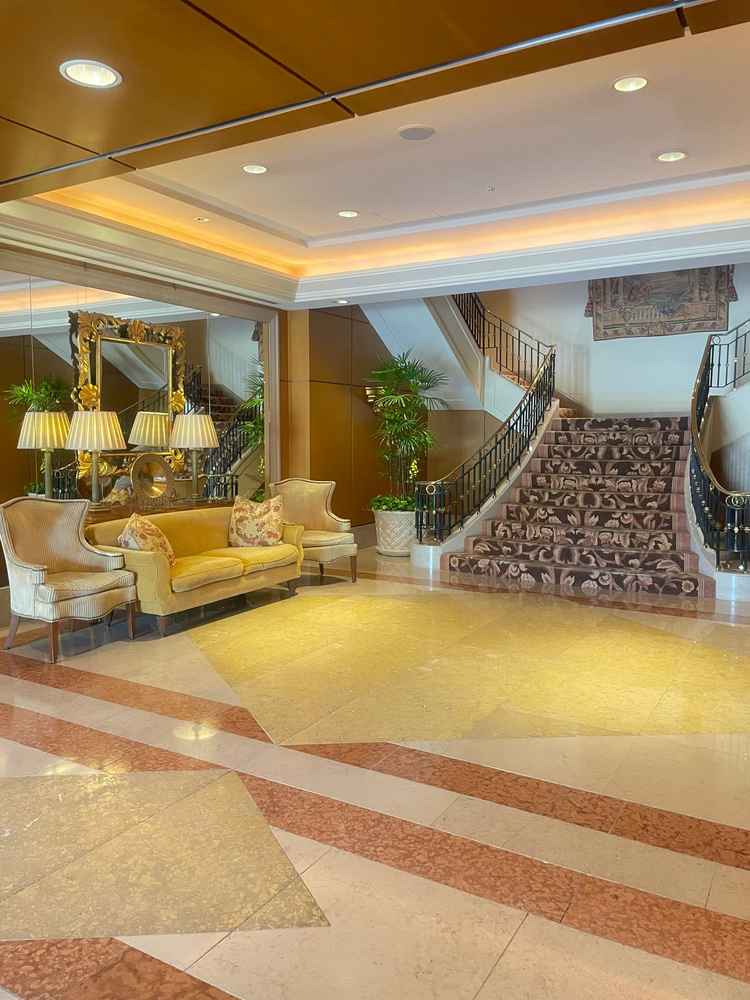 写真映しそうなホテルの鏡の前と階段がありました。