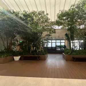 和洋どちらの挙式会場からも導線上にテラスまで繋がっており雨天の際は写真のように屋根がつくので安心です