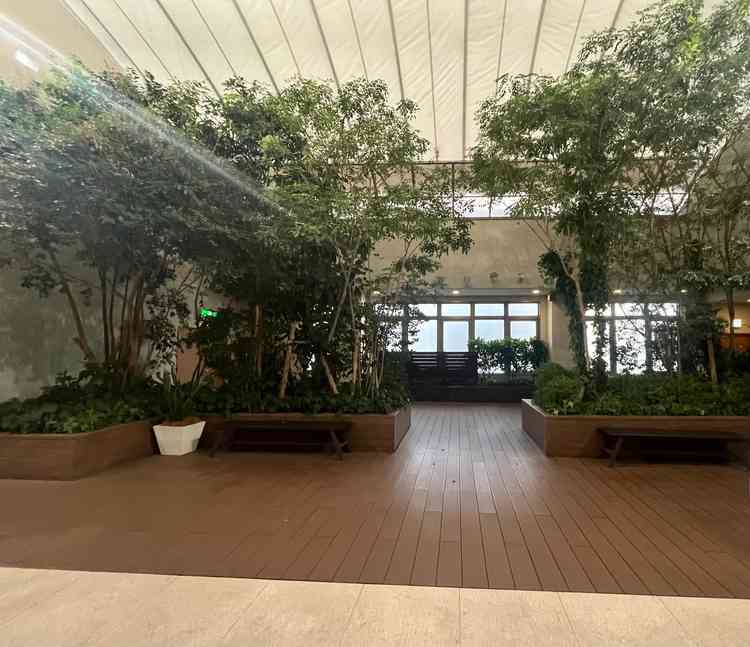 和洋どちらの挙式会場からも導線上にテラスまで繋がっており雨天の際は写真のように屋根がつくので安心です