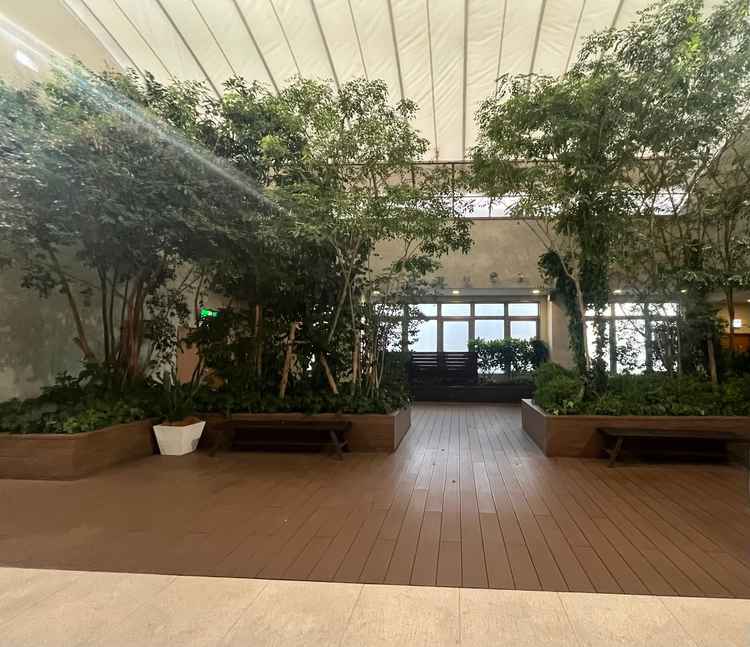 和洋どちらの挙式会場からも導線上にテラスまで繋がっており雨天の際は写真のように屋根がつくので安心です