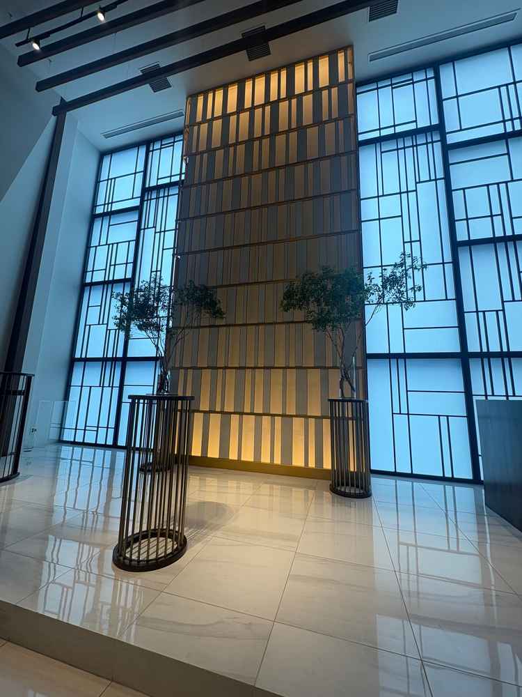 大きくて自然光が差し込むチャペル