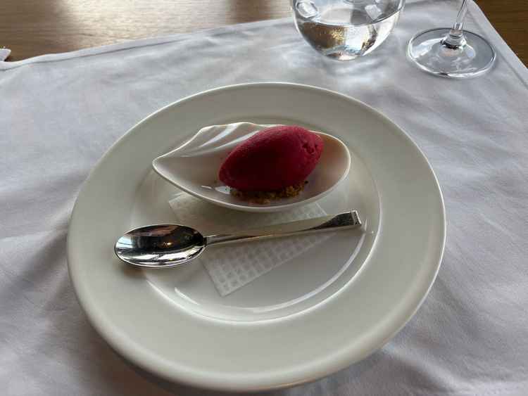 食後のデザート、シャーベット。式当日は薔薇型に細工して出していただけるそうです。