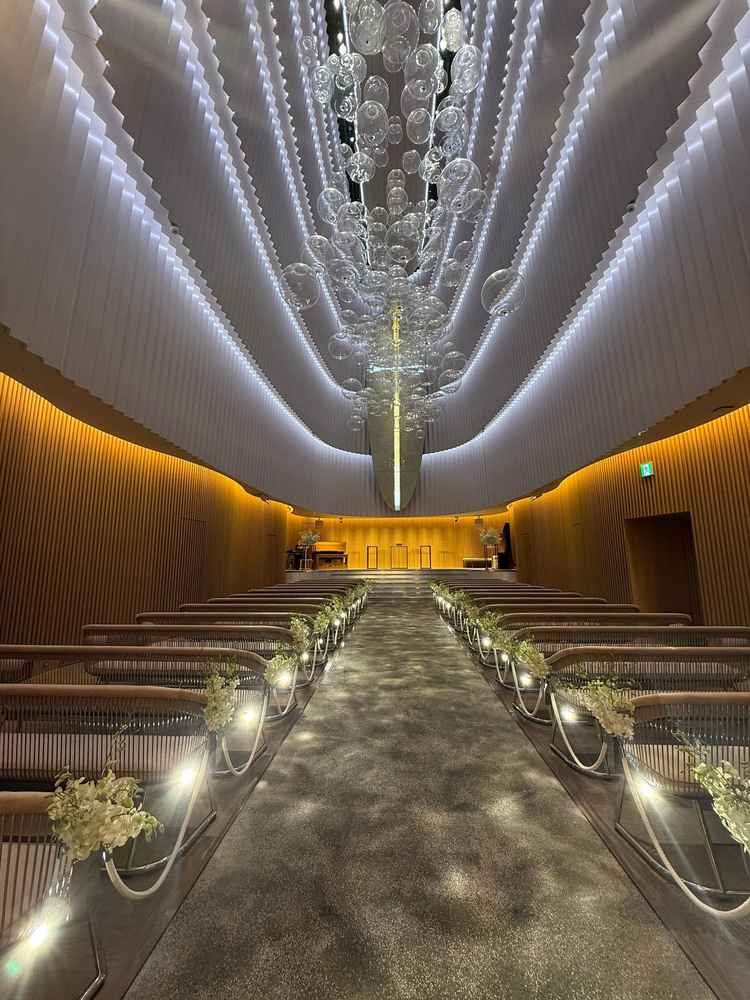 みなとみらいの海をイメージした開放感のあるチャペル。バージンロードは海の中のイメージを演出できる。