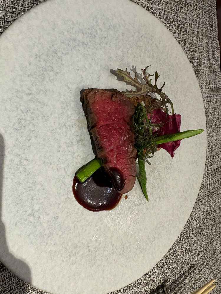 黒毛和牛のステーキ。肉質が柔らかくソースが絶妙な味付け。野菜も茨城産で自産自消かつ味が良い。