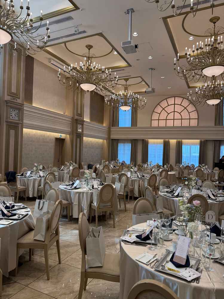 披露宴会場。バーカウンターがあり、小ぢんまりした部屋でした。階段がここも良かったです