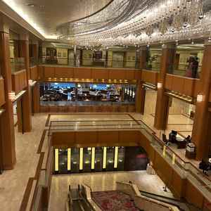 ロビーの吹き抜け。シャンデリアは天の川をイメージ。