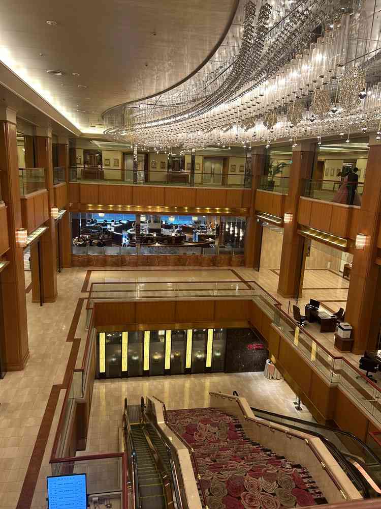 ロビーの吹き抜け。シャンデリアは天の川をイメージ。