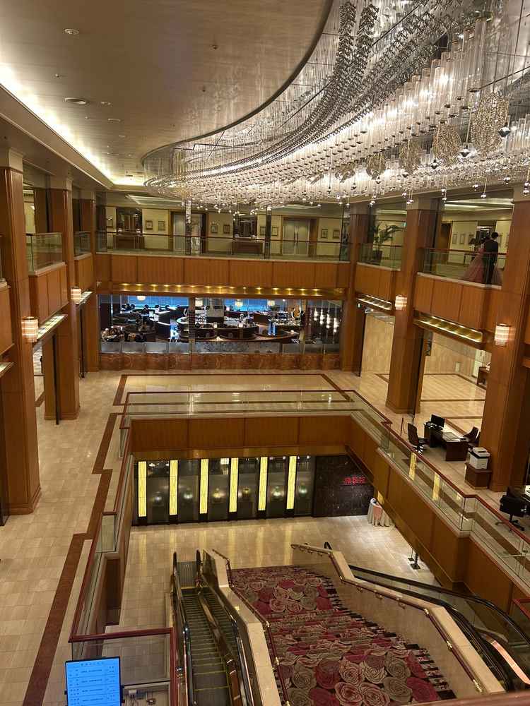 ロビーの吹き抜け。シャンデリアは天の川をイメージ。