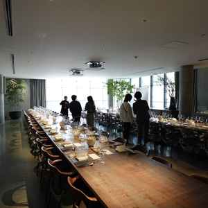 パーティー会場は、お花を入れなくてもおしゃれな空間。自然光も差し込みゲストと近い距離で楽しめそうです