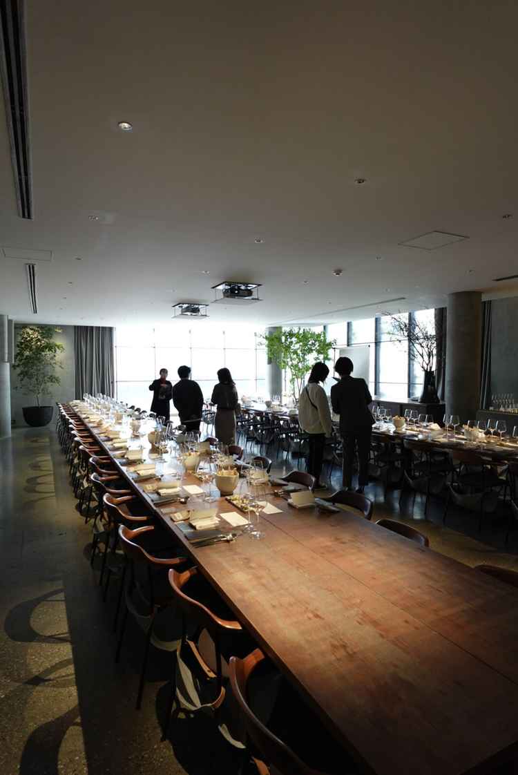 パーティー会場は、お花を入れなくてもおしゃれな空間。自然光も差し込みゲストと近い距離で楽しめそうです