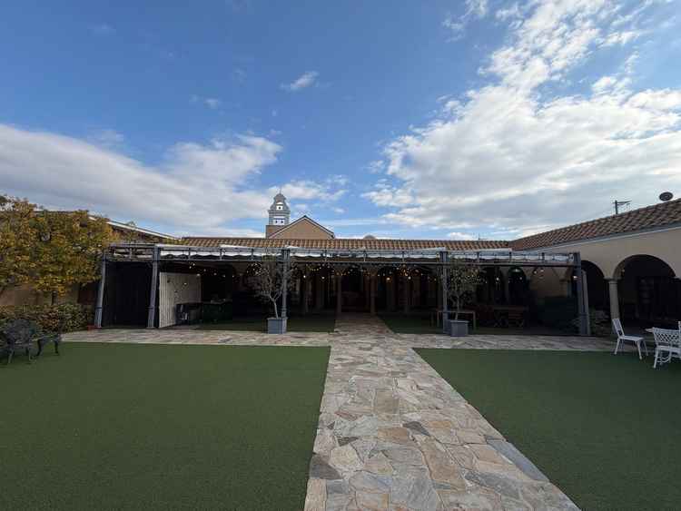 ガーデンの写真。すごく広くてチャペルと披露宴会場の間にある。