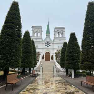 雨の日の午前中だったため、やや空が暗いですが、写真で見た通りの外観と大階段でした。