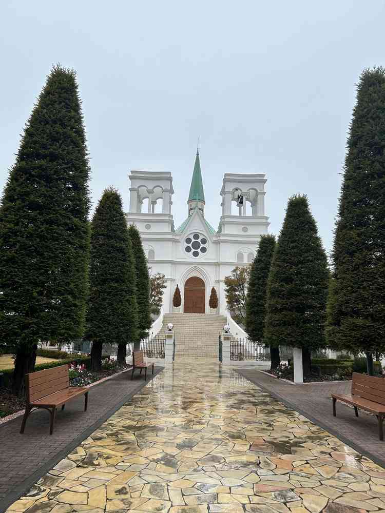 雨の日の午前中だったため、やや空が暗いですが、写真で見た通りの外観と大階段でした。