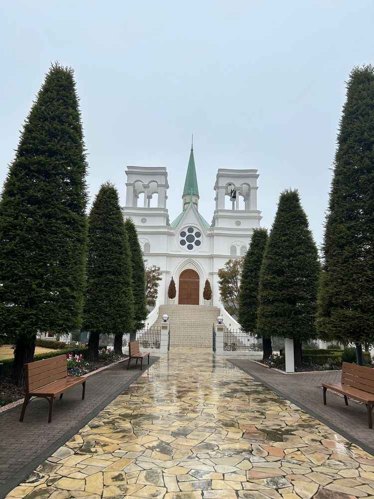 雨の日の午前中だったため、やや空が暗いですが、写真で見た通りの外観と大階段でした。