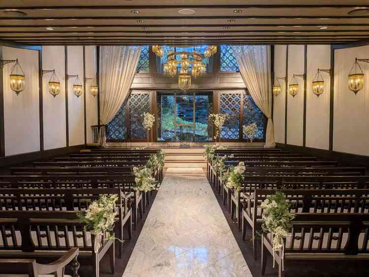 チャペル(広い方)写真では伝わらないが、天井が徐々に高くなっていき、祭壇？のところは開けている。