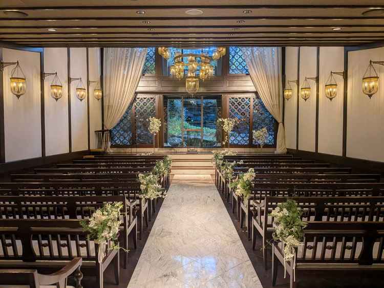 チャペル(広い方)写真では伝わらないが、天井が徐々に高くなっていき、祭壇？のところは開けている。