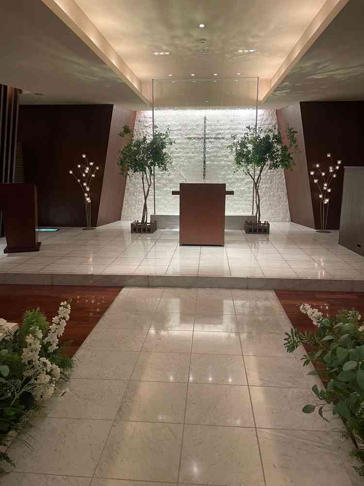 温かみのある教会で、永遠を願う水が絶えず流れているチャペル。