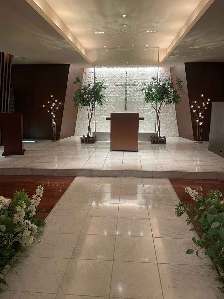 温かみのある教会で、永遠を願う水が絶えず流れているチャペル。