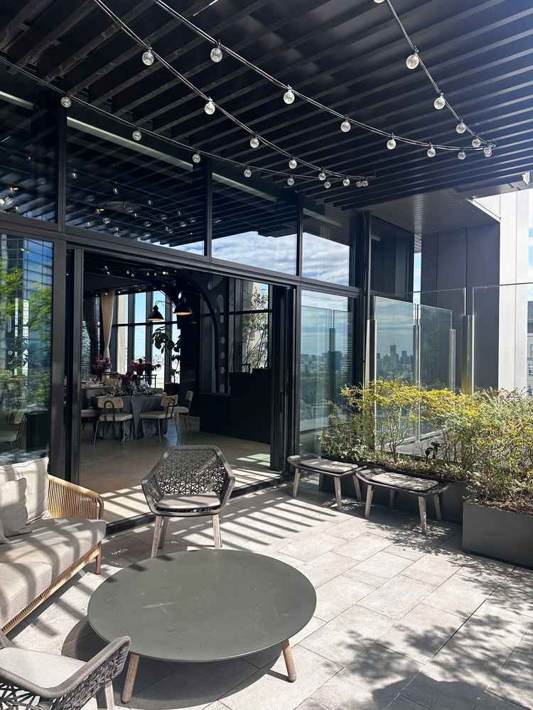 披露宴のバルコニーの写真。ここから東京の景色を眺めることができるため、飽きさせないうようになっている