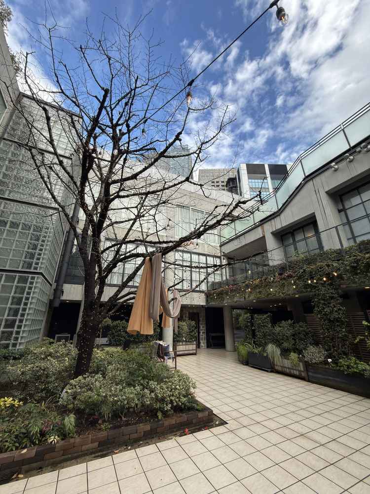 1階披露宴会場のガーデンであり、開放感を感じます。また、ここでBBQも可能。