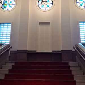 赤い絨毯がすごく印象的で綺麗