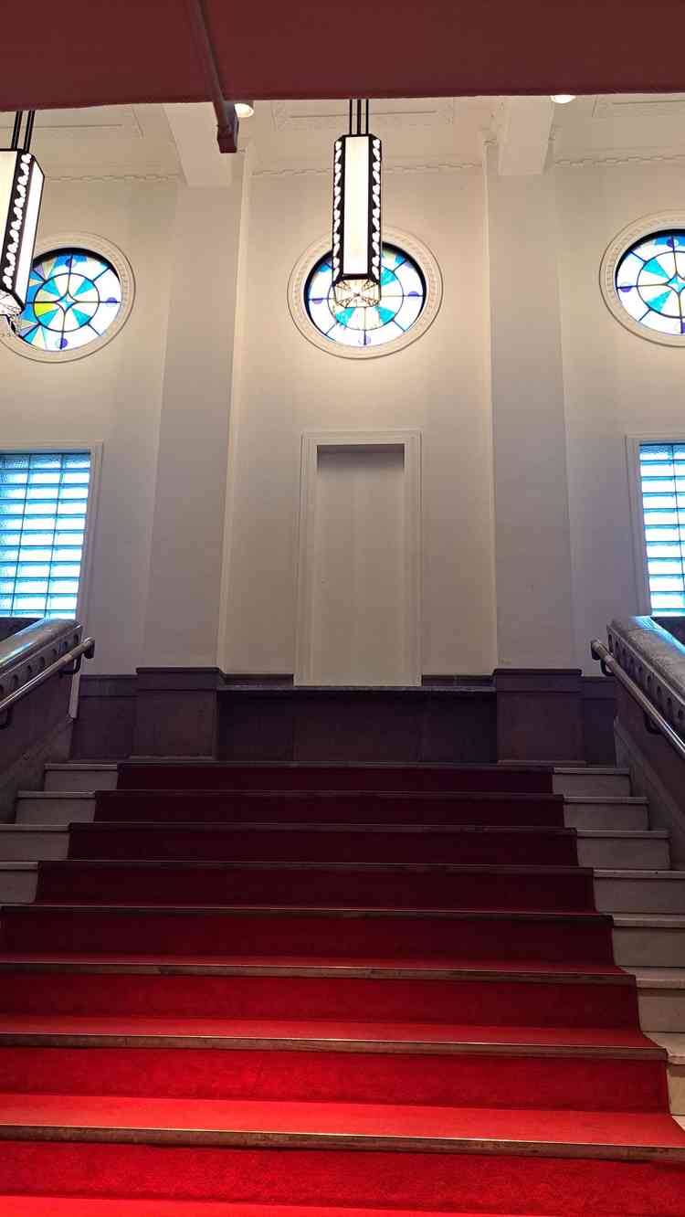 赤い絨毯がすごく印象的で綺麗