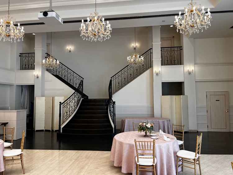 披露宴会場の、階段の写真。お色直しの際の再入場のイメージが湧いた。全体の統一感も良かった。