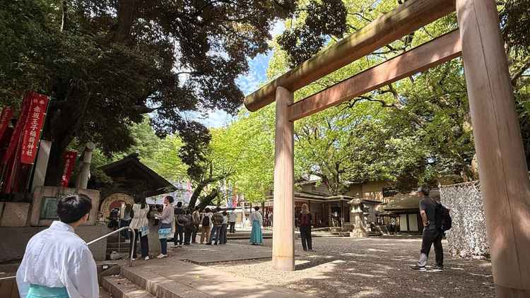 境内に入ったところで、参拝客も見守りながら、花嫁参列を見学