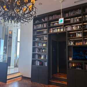 ラウンジの写真。このテレビで何でも流せる