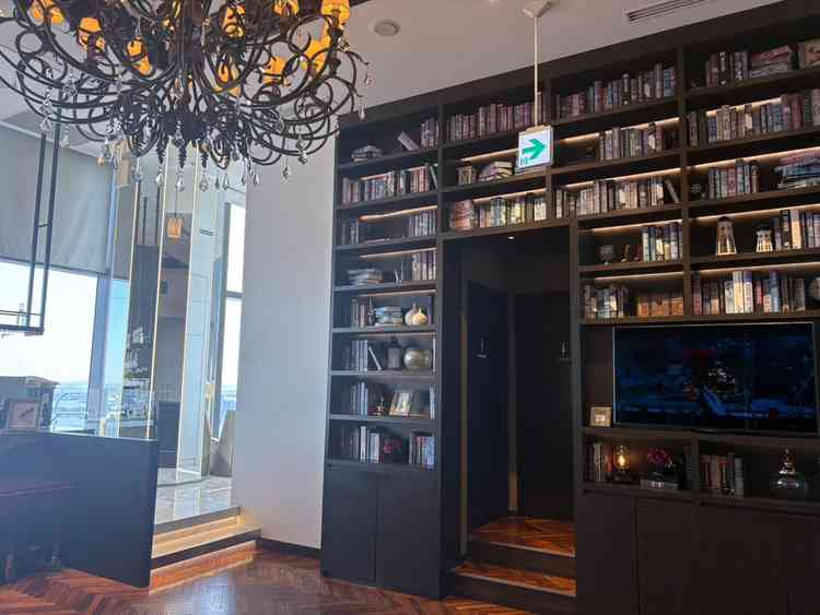 ラウンジの写真。このテレビで何でも流せる