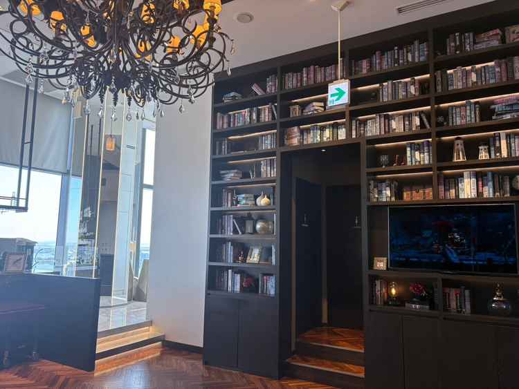 ラウンジの写真。このテレビで何でも流せる