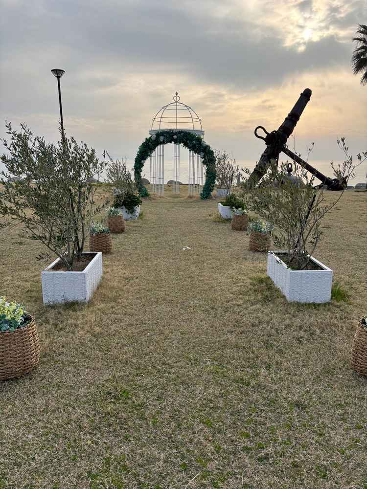 海の水平線とガーデンがマッチしたガーデン挙式会場の写真。