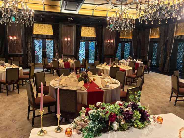 披露宴会場　落ち着いた色合いがとてもよかった。スクリーンもパネルだったので見やすかった