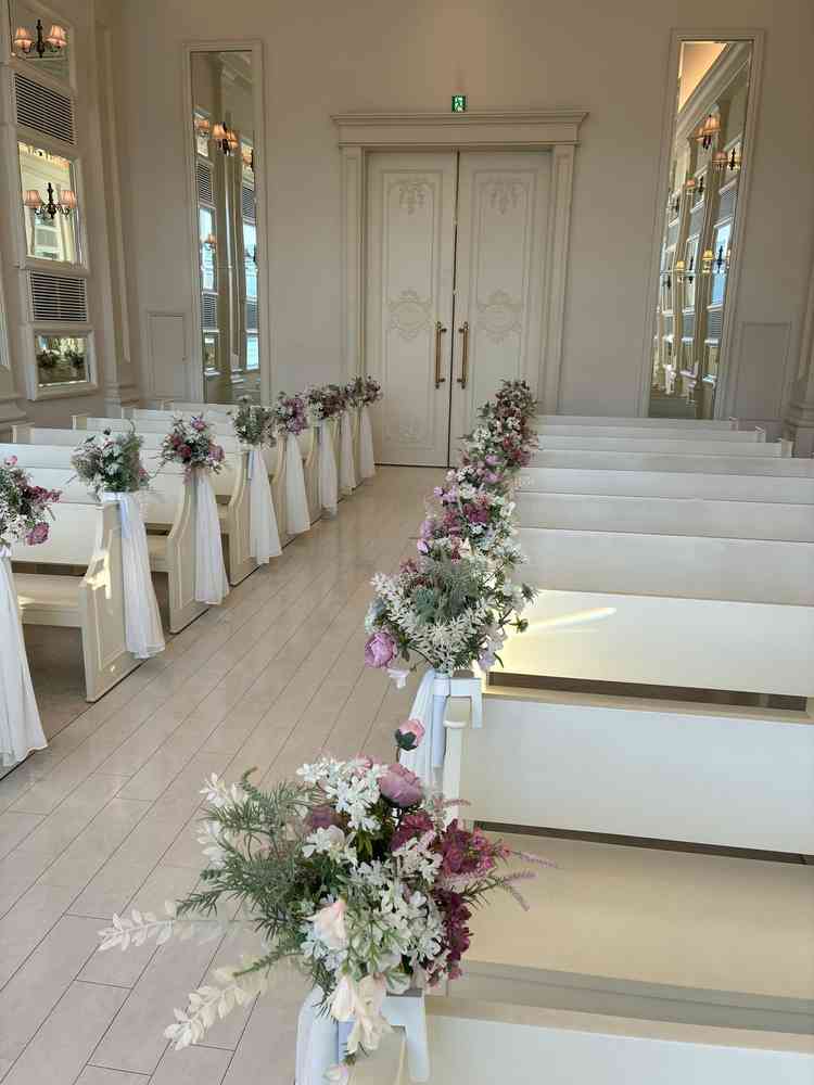 ホワイトハウスのチャペル、白が基調で特別感がある。お花のピンクが映える。